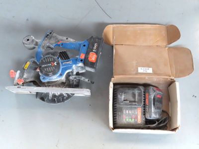 une boîte d'outils posée sur une table