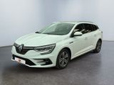 une voiture blanche dans une pièce blanche au sol noir