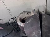 des toilettes cassées dans un coin d'une pièce