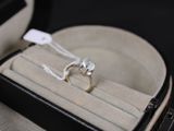 une bague dans un écrin, avec une étiquette de prix dessus