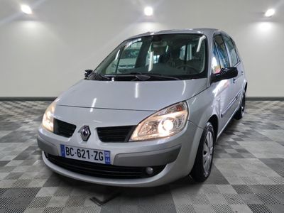 la photo d'une voiture argentée garée dans un garage
