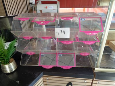 de nombreux récipients en plastique empilés les uns sur les autres
