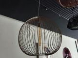deux lampes suspendues au plafond au-dessus d'une table