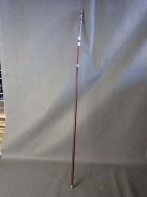 une image représentant une guitare et un bâton posés sur une table