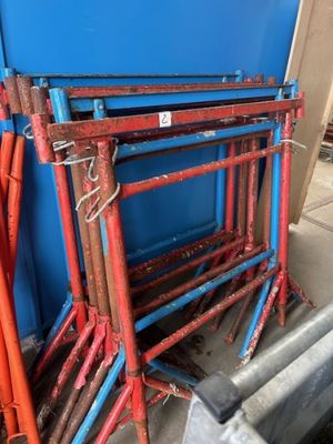 un tas de tuyaux rouges et bleus près d'un mur bleu