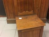 un petit banc en bois avec une petite table en dessous