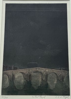 une photo d'une photo d'un pont de nuit