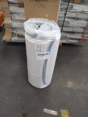 un rouleau de papier toilette posé par terre à côté d'une palette de papier toilette