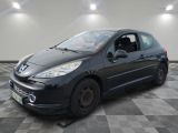 la photo d'une petite voiture noire garée dans un garage