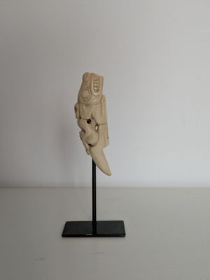 INUIT Dente de morse sculptée "Personnage sur une baleine"
