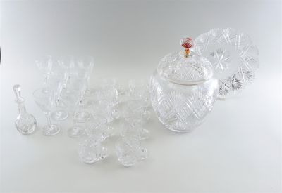 de nombreux morceaux de verre posés sur une surface blanche