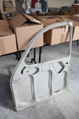 On voit une image représentant une portière de voiture, avec des boîtes empilées en arrière-plan.