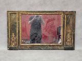 une photo d'une personne en train de se prendre en photo dans un miroir