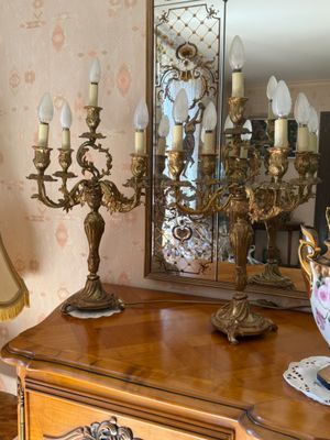 a table with a lamp and a mirror on it
