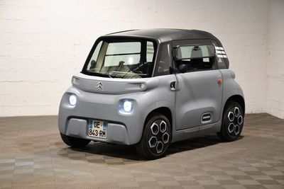 une photo d'une petite voiture électrique dans un garage