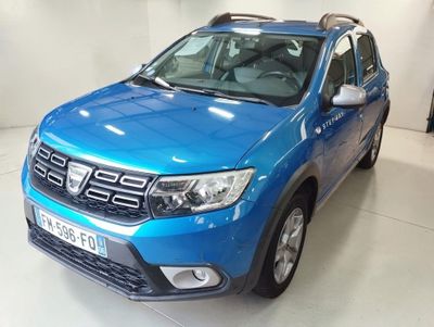 La Dacia bleue est garée dans le showroom, dans le showroom