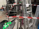 une échelle métallique appuyée contre un mur