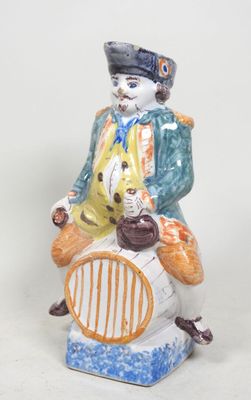 une figurine représentant un homme assis sur une chaise