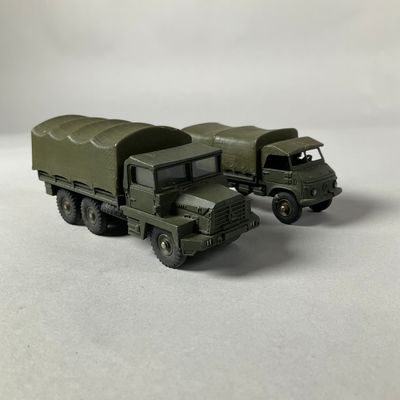 deux camions de guerre miniatures posés côte à côte sur une surface blanche