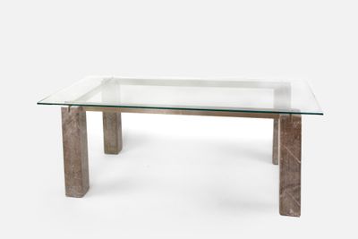 une photo d'une table en verre avec des pieds en bois et un plateau en verre
