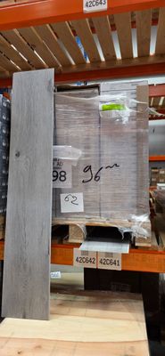 beaucoup de cartons sur les étagères du magasin