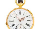 une image d'une montre de poche en or avec des chiffres romains sur le cadran