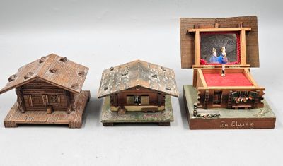 48 / A2 / Trois petits chalets en bois dont deux boite…