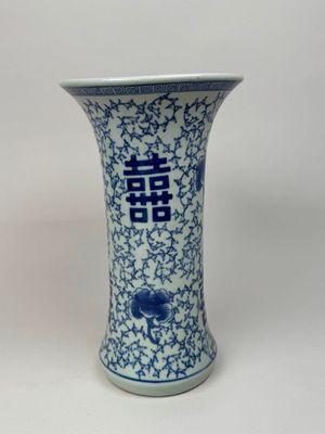 vase en porcelaine bleue et blanche orné d'inscriptions chinoises