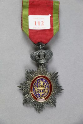 une image représentant une médaille ornée d'un ruban rouge et d'une étoile