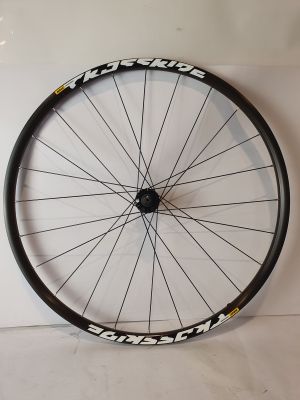 un gros plan d'une roue de vélo sur laquelle est collé un autocollant