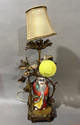 une lampe posée sur une table à côté d'une lampe