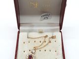 un gros plan sur une boîte contenant un collier