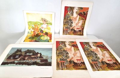 quatre tableaux posés sur une table, sur lesquels figurent des images