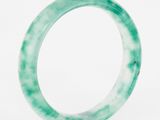 une image représentant un bracelet en jade vert sur fond blanc