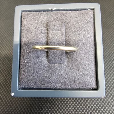 une bague qui se trouve dans une boîte sur une table