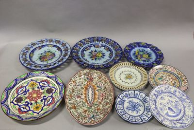plusieurs types d'assiettes décoratives exposées sur une table