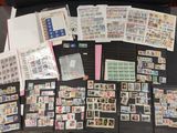beaucoup de timbres et de timbres posés sur une table