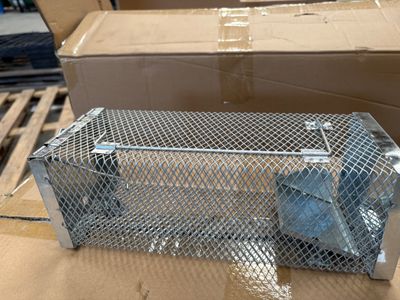 une cage métallique contenant une paire de chaussures