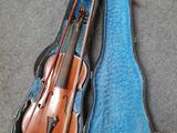 un violon et un étui à violon posés par terre