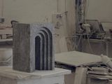 une photo d'une sculpture représentant un four à briques dans un atelier