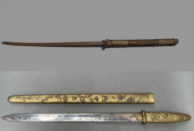 Trois types d'armes différents sont exposés sur une table