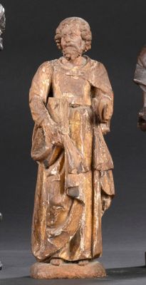 deux statues en bois représentant des hommes et une femme, debout les unes à côté des autres