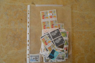 une photo d'une collection de timbres dans un sachet transparent