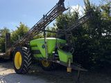 un tracteur garé à côté d'une remorque