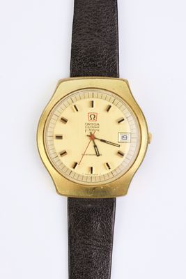 une image d'un gros plan d'une montre-bracelet sur une surface blanche