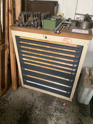 un établi avec de nombreux outils dans un garage
