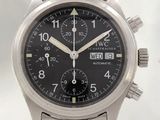 une photo d'une montre-bracelet au cadran noir