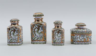 Trois types de vases différents sont présentés sur un fond blanc