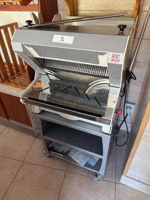 une machine posée sur le sol de la cuisine