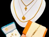 un collier, un bracelet et une bague dans une vitrine
